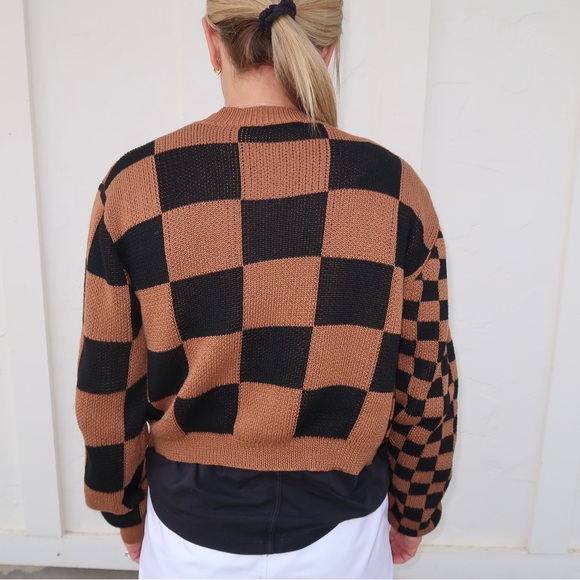 Checkered Sweater 🤎 - Picture 2 of 3